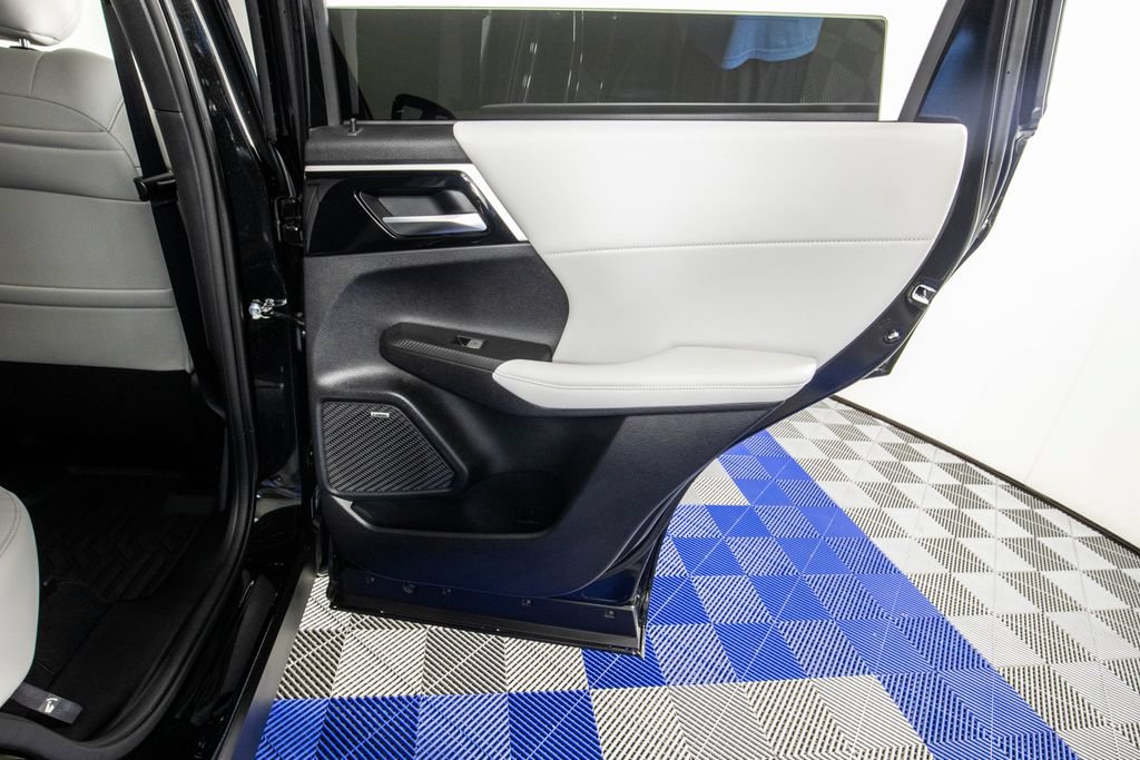 Used 2025 Mitsubishi Outlander SE FWD image 17