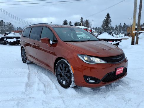 Used 2018 Chrysler Pacifica Touring-L Plus image 8