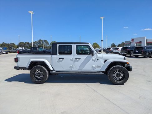 Used 2023 Jeep Gladiator Overland w/ Popular Equipment Package AWD/4WD image 9