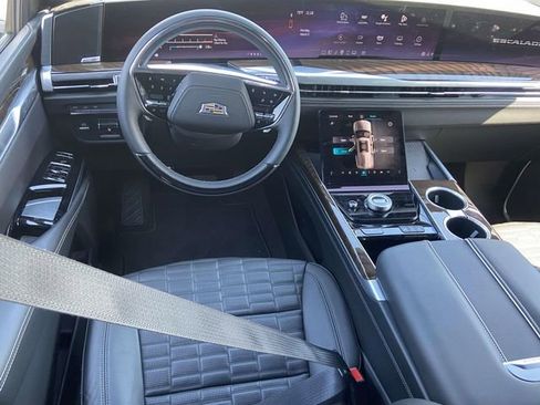 Certified 2025 Cadillac Escalade Premium Luxury Platinum image 11