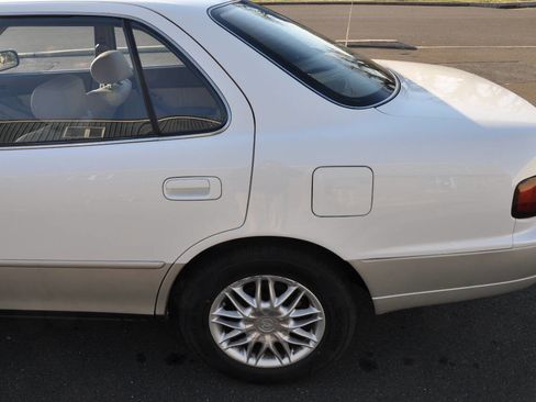 Used 1996 Toyota Camry LE FWD image 18