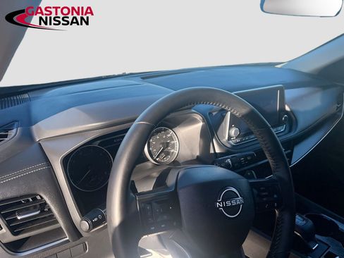 Used 2025 Nissan Rogue SV image 11