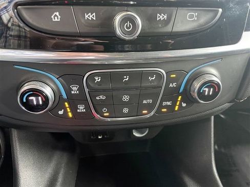 Used 2021 Chevrolet Traverse LT image 19