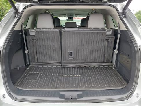 Used 2023 Toyota Highlander LE FWD image 9