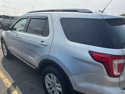 Used 2018 Ford Explorer XLT w/ Equipment Group 202A AWD/4WD image 18