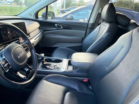 Used 2025 Kia Carnival FWD image 5