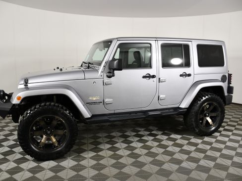 Used 2013 Jeep Wrangler Unlimited Sahara w/ Connectivity Group AWD/4WD image 9