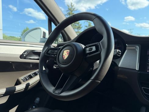 Certified 2025 Porsche Macan AWD/4WD image 23