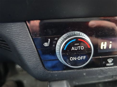 Used 2022 Mitsubishi Outlander SE image 29