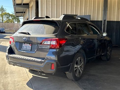 Used 2018 Subaru Outback 2.5i Limited image 3
