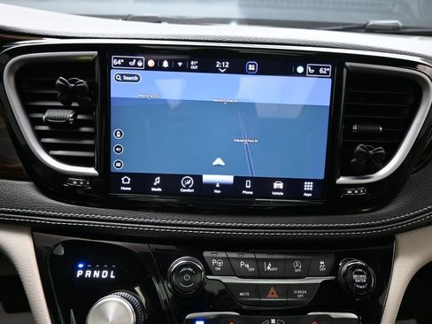 Used 2024 Chrysler Pacifica Limited w/ Uconnect Theater Family Group FWD image 21