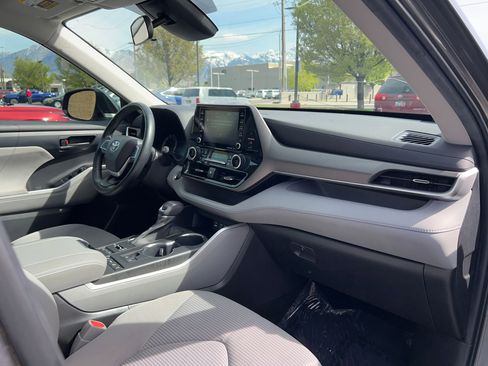 Used 2022 Toyota Highlander LE image 28