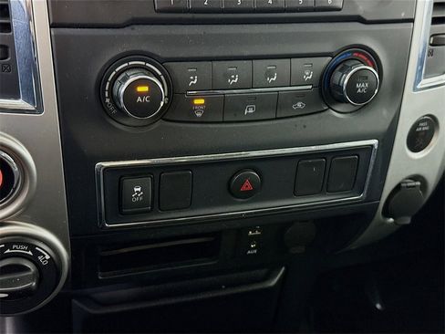 Used 2017 Nissan Titan SV image 6