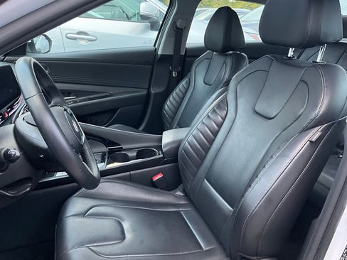 Used 2025 Hyundai Elantra Limited image 10