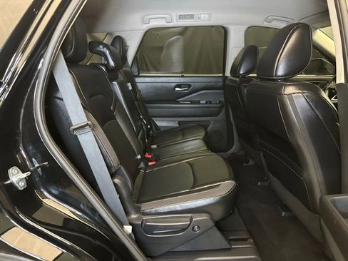 Used 2024 Nissan Pathfinder SL AWD/4WD image 18