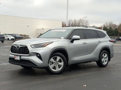 Certified 2024 Toyota Highlander LE image 2