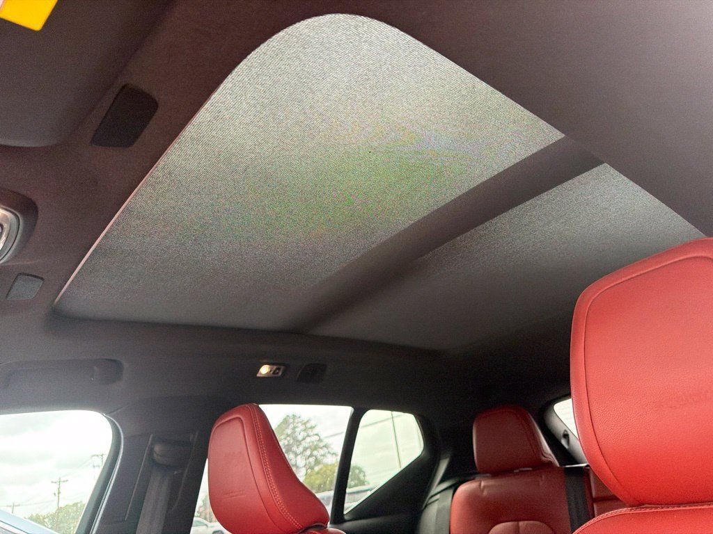 Used 2019 Volvo XC40 T4 Inscription FWD image 6