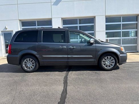 Used 2016 Chrysler Town & Country Touring-L FWD image 3