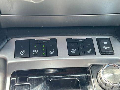 Used 2016 Toyota Land Cruiser image 38