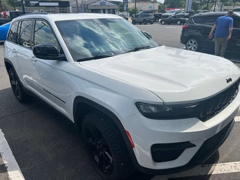 Used 2022 Jeep Grand Cherokee Altitude AWD/4WD image 4