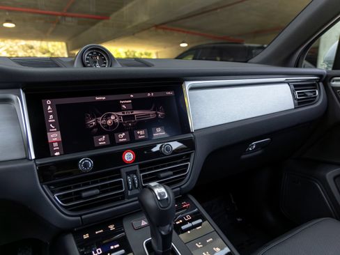 Certified 2026 Porsche Macan AWD/4WD image 38