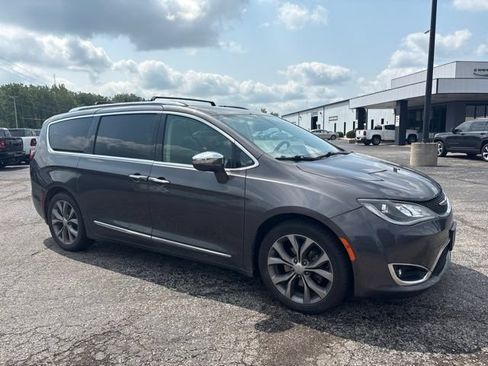 Used 2019 Chrysler Pacifica Limited w/ Tire & Wheel Group FWD image 7