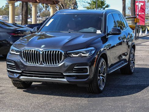 Used 2023 BMW X5 xDrive40i w/ Parking Assistance Package image 3