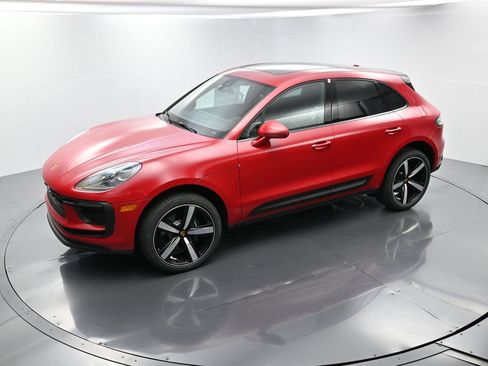 Certified 2025 Porsche Macan AWD/4WD image 30