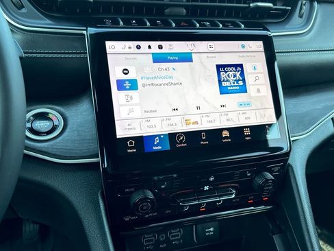 Used 2025 Jeep Grand Cherokee Limited w/ Black Appearance Package image 16