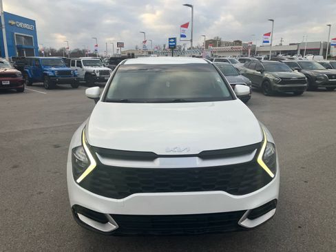 Used 2023 Kia Sportage LX image 2