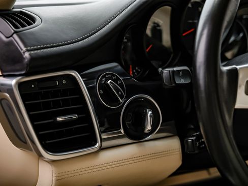 Used 2016 Porsche Panamera image 29
