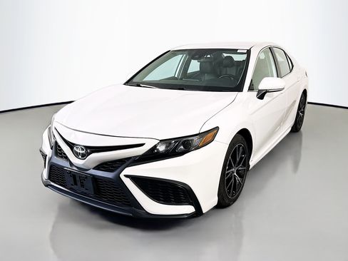 Used 2024 Toyota Camry SE FWD image 4