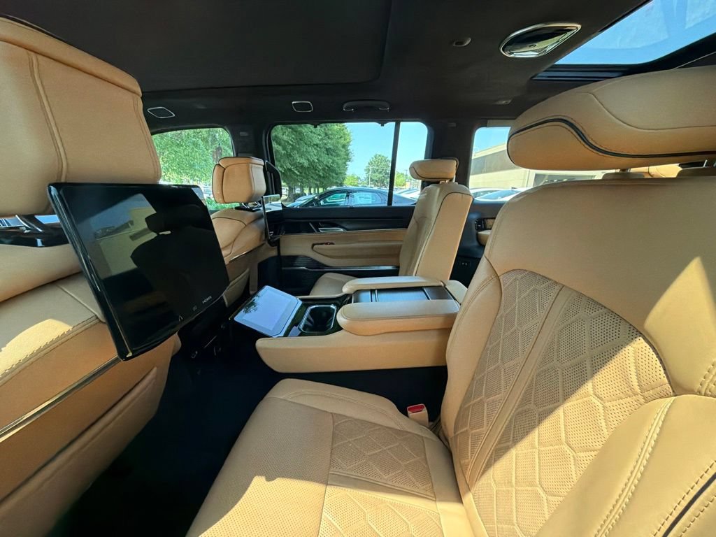 Used 2025 Jeep Grand Wagoneer L Series III w/ Rear Seat Video Group 1 AWD/4WD image 9