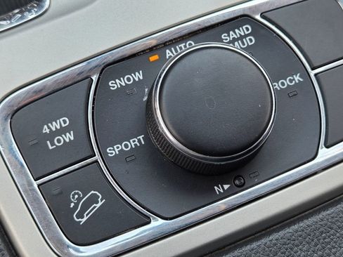 Used 2011 Jeep Grand Cherokee Limited AWD/4WD image 16