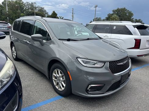 Used 2021 Chrysler Pacifica Touring-L FWD image 2