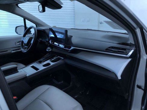 Certified 2025 Toyota Sienna XLE FWD image 24