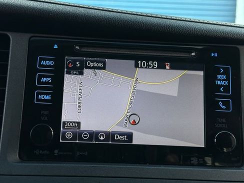 Used 2017 Toyota Sienna SE image 28