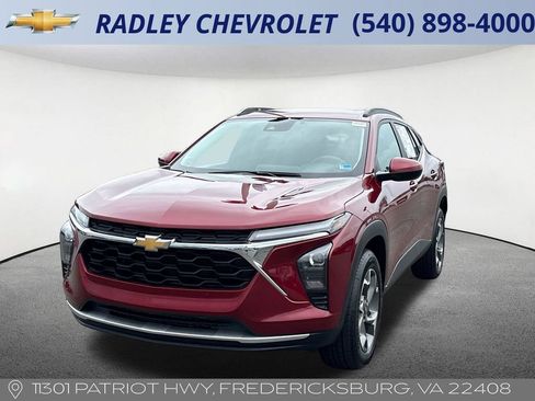 Used 2025 Chevrolet Trax LT FWD image 1