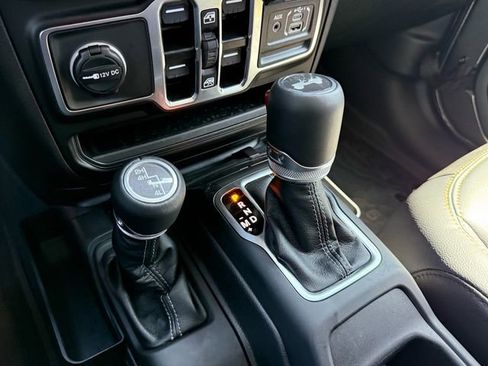 Used 2025 Jeep Wrangler Sahara image 16