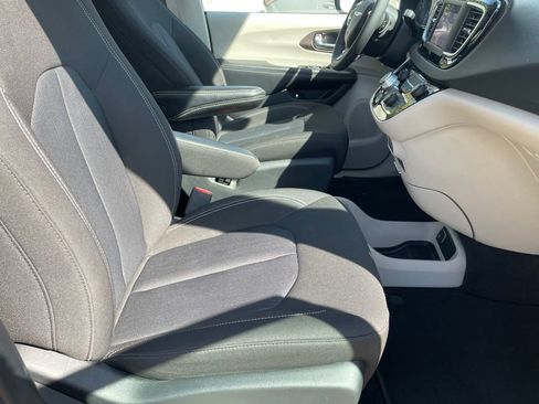 Used 2022 Chrysler Voyager LX FWD image 22