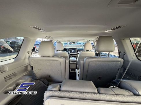 Used 2019 Toyota Highlander XLE image 25
