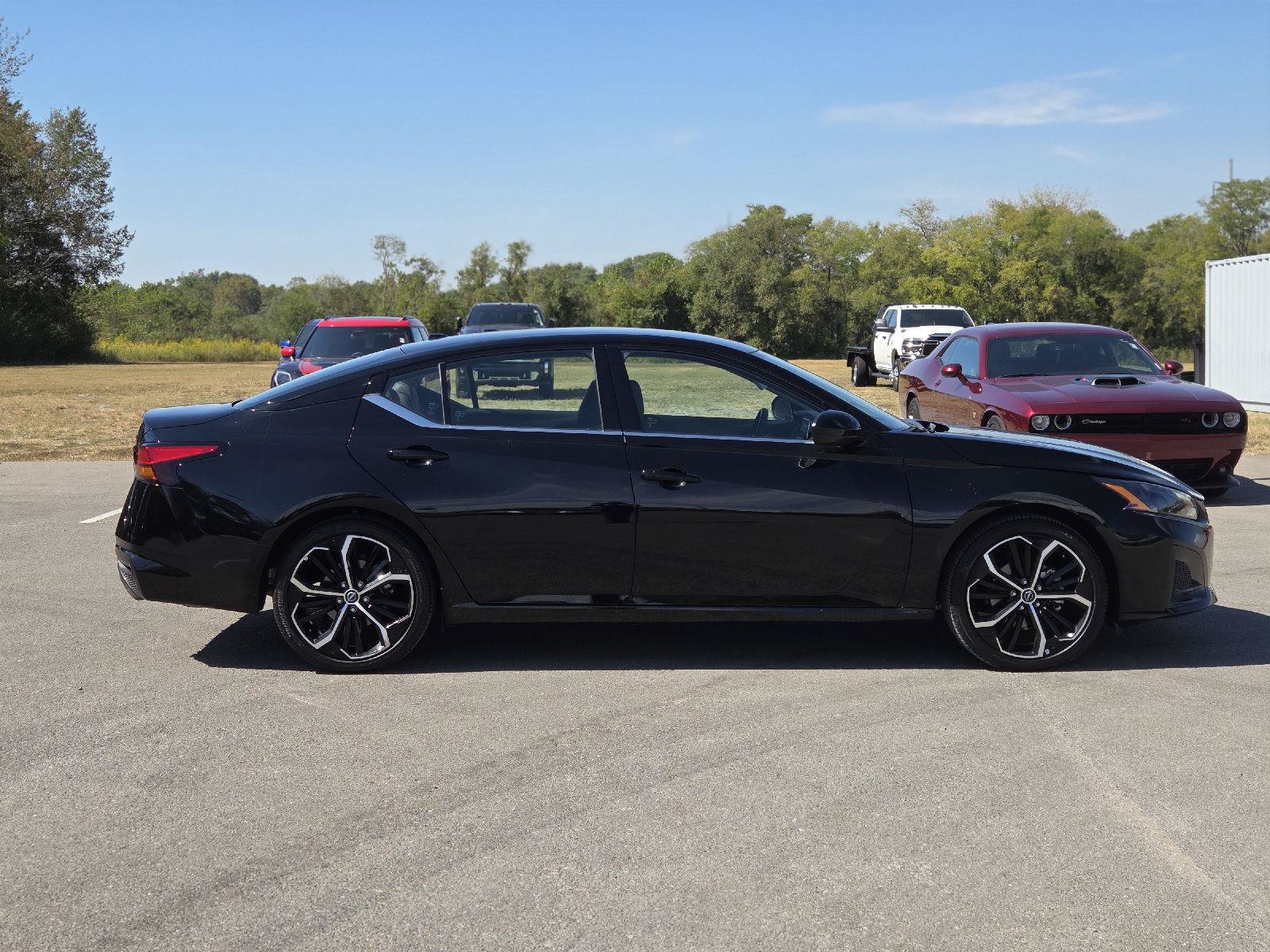 Used 2025 Nissan Altima 2.5 SR FWD image 2