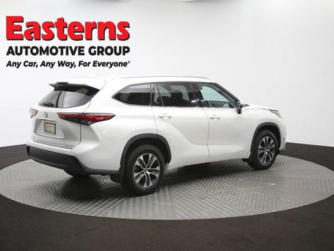Used 2021 Toyota Highlander XLE AWD/4WD image 43
