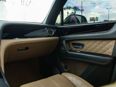 Used 2017 Bentley Bentayga AWD/4WD image 37