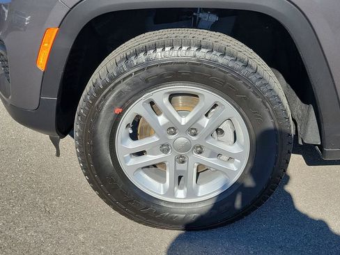 New 2025 Jeep Grand Cherokee Laredo image 9