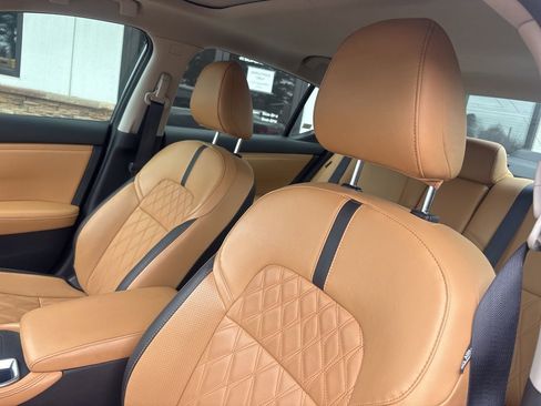 Used 2023 Nissan Sentra SV w/ SV Premium Package image 3