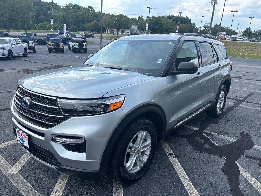 Used 2024 Ford Explorer XLT w/ Equipment Group 202A AWD/4WD image 4
