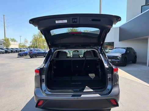 Used 2023 Toyota Highlander XLE AWD/4WD image 15