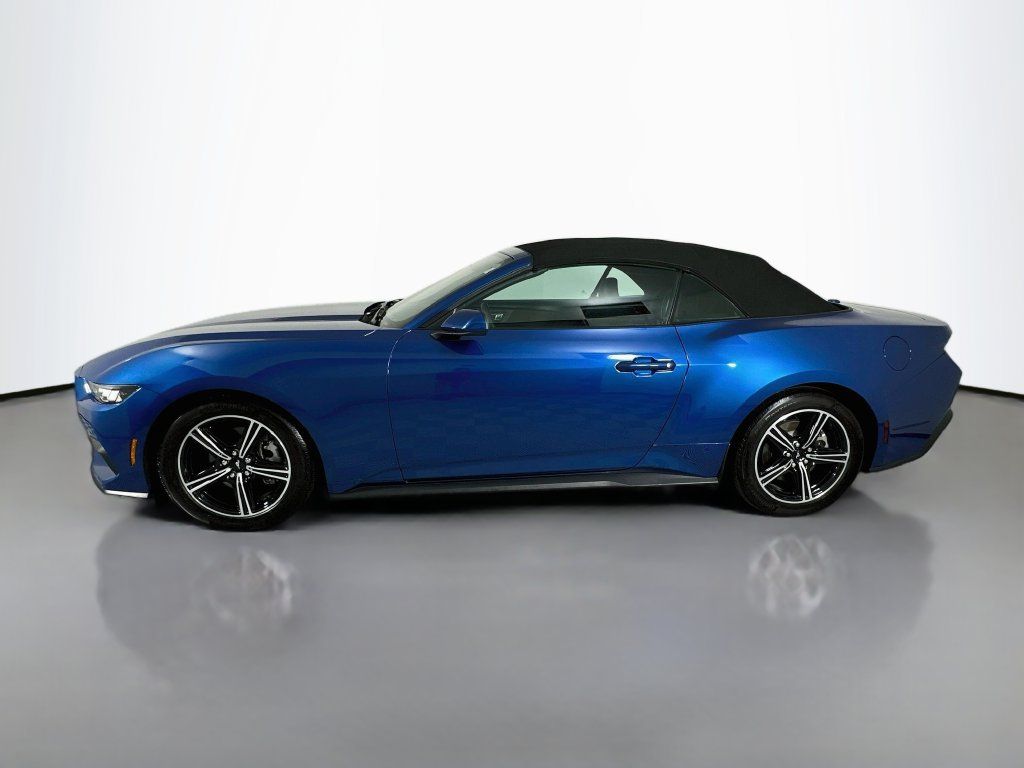 Used 2024 Ford Mustang Convertible RWD image 2