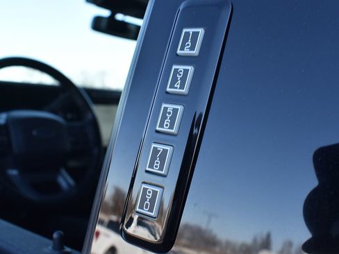 Used 2023 Ford F250 Lariat w/ Chrome Package image 18